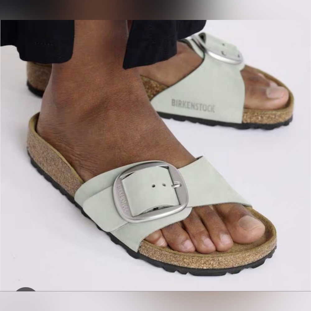 Size. 8  Birkenstock Women's Sandals in Light Gray